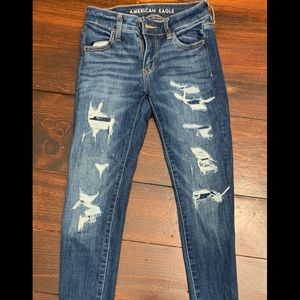 AMERICAN EAGLE RIPPED SKINNY JEANS